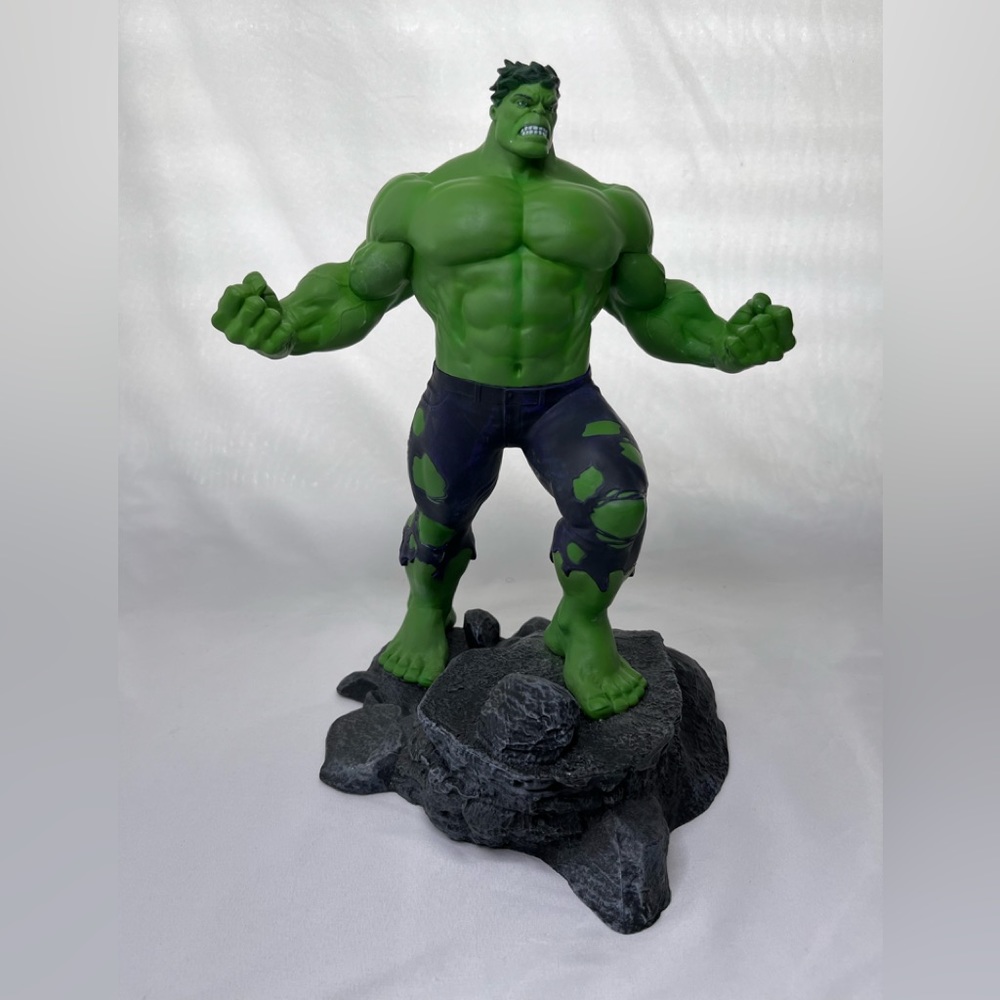 The Incredible Hulk 11 1/2 Statue